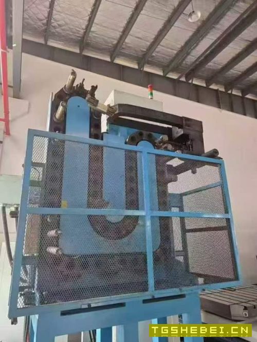 台湾远东数控镗铣床BMC-135,BT50主轴带齿轮箱,工作.