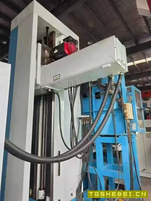 台湾远东数控镗铣床BMC-135，BT50主轴带齿轮箱，工作.