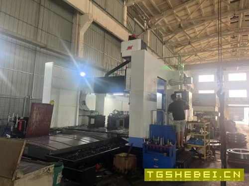 新定2025年纽威4033龙门加工中心一台，方滑枕工作台2.