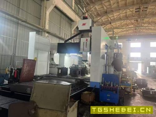 新定纽威4033龙门加工中心一台,方滑枕工作台2米4米,.