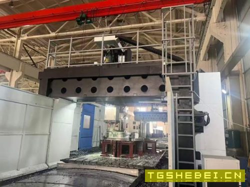 新定纽威4033龙门加工中心一台，方滑枕工作台2米4米，.