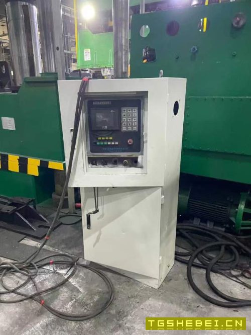 南通华东1250吨，台面2.24，多点顶出，移动工作台，开.