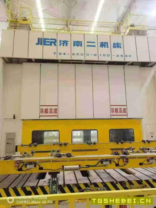 济南二机2500吨闭式四点多连杆压力机的主要参数如下:.