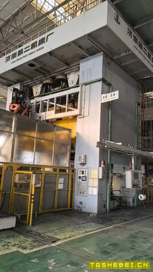 济南二机,四点压力机:LD41300/700,台面4.6/2.5米。.