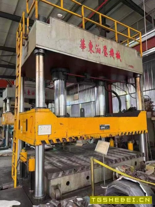 在位：800吨四柱液压机。移动台，多点顶出。有效台面2.