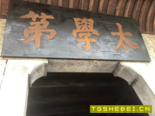 济南巨能1600吨框架液压机。有效台面2.5X4米。开口2米.