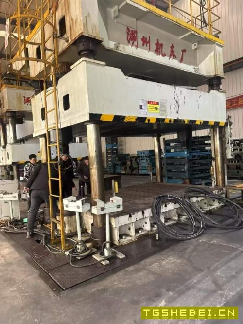 精品湖州800T油压机!台面2500X3500多孔顶出,有需要.