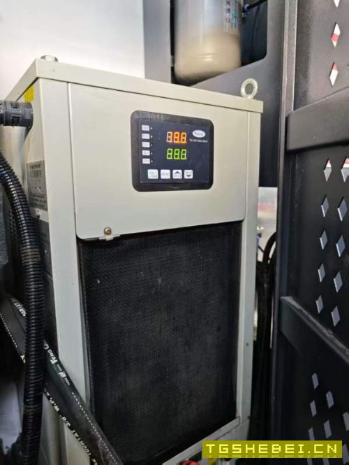 台湾旭阳855加工中心，三菱m80系统，主轴皮带10000转.