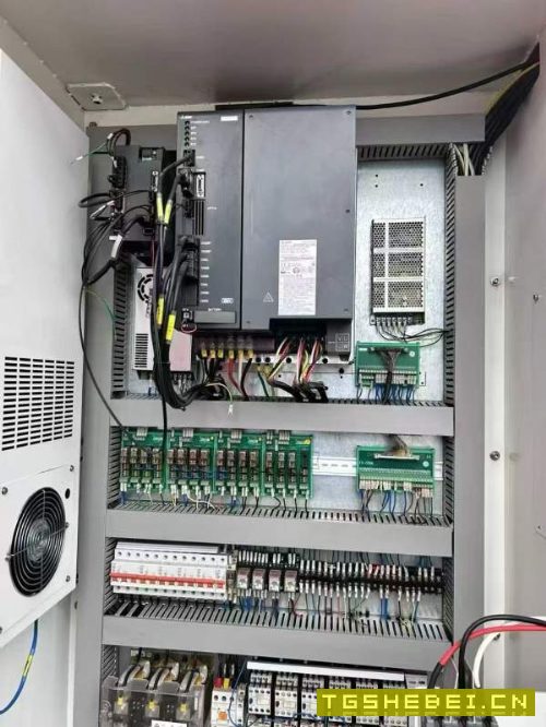 华特855加工中心系统:三菱M80系统主轴:BT40主轴8000转.