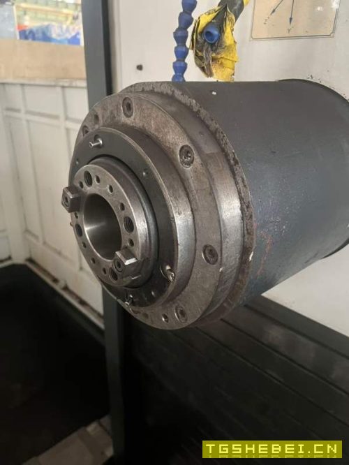 刚刚到货华都1712粗框机，两线一硬的轨道，主轴BT50，.