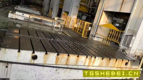 济南二机，四点压力机：LD41300/700，台面4.6/2.5米。.