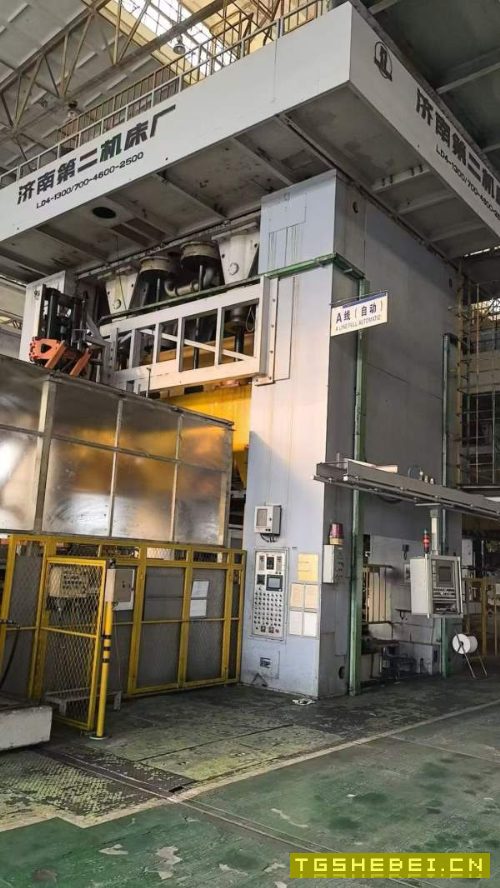 济南二机,四点压力机:LD41300/700,台面4.6/2.5米。.