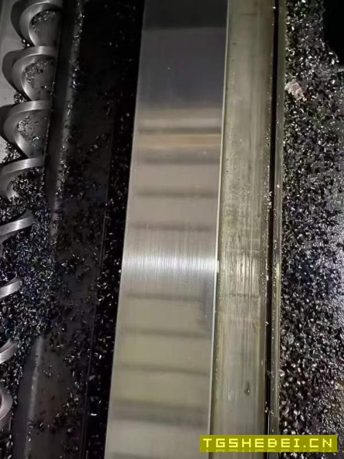 只要20多万台湾高明KMC3000SD，BT50齿轮头主轴6000转.