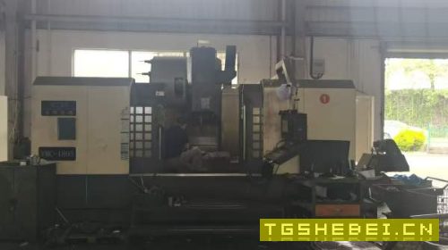 刚刚买下工厂在位，东刚1895加工中心，BT50超大主轴齿.