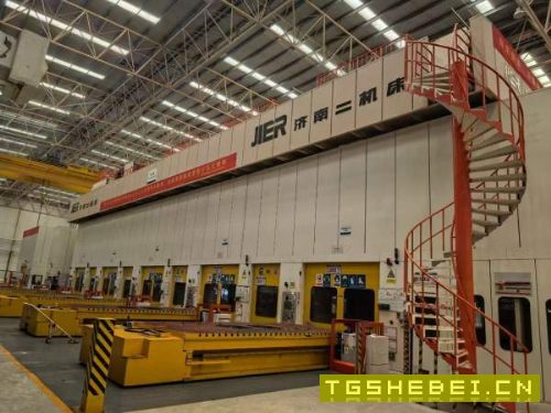 济南二机产,四点多连杆锻压线6000吨,五机联动。带自.