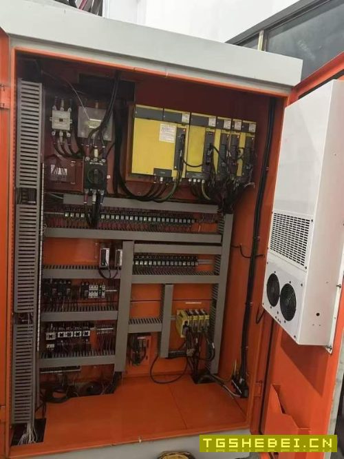 台湾远东数控镗铣床BMC-135，远东130，BT50主轴带齿轮.