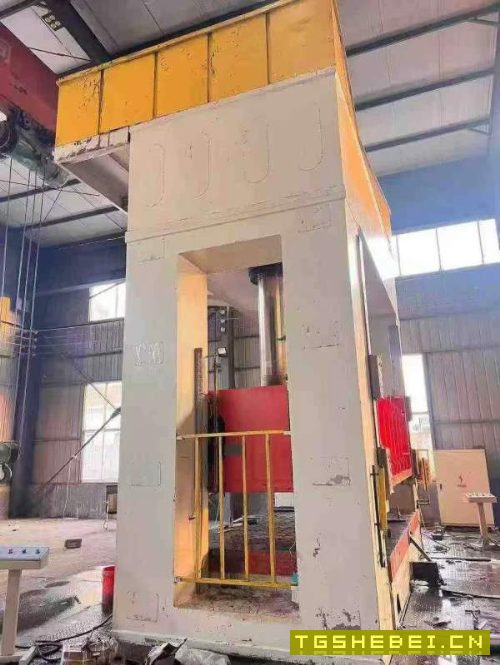 南通1250吨框架液压机。有效台面2.5X4米，开口1.85米.