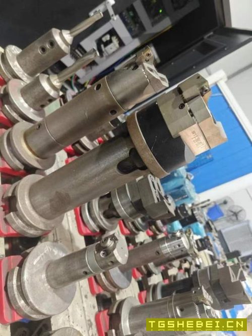 300把Bt50刀柄,镗刀45把,全部少用