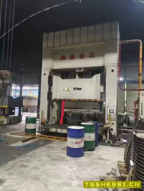 南通锻压1000吨框架液压机。有效台面1.9X3.2米,开口1.