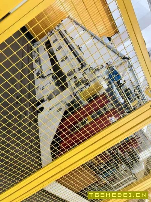 济南二机产机器人全自动冲压生产线年全新库卡7轴机器.