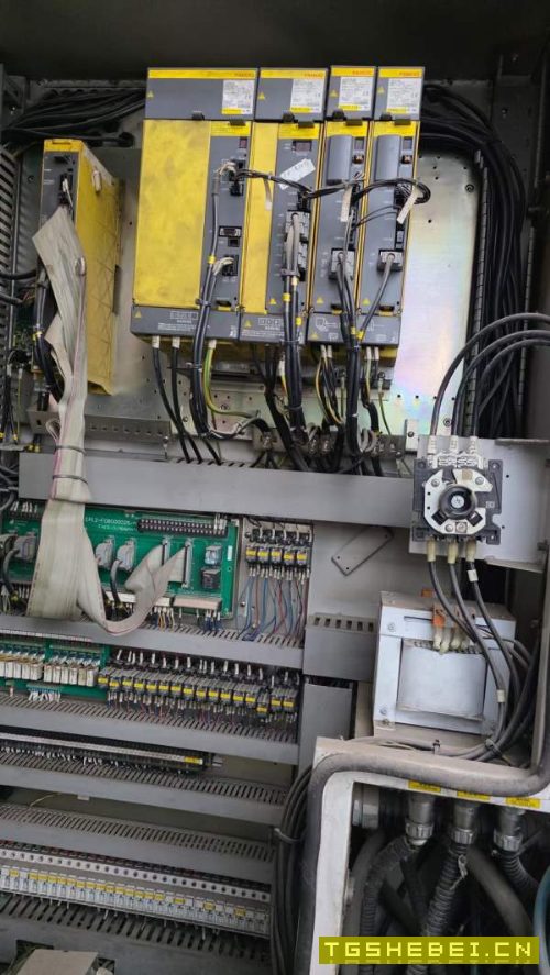 杭州友佳1100立式加工中心，BT40三轴硬轨机，刀库24把.