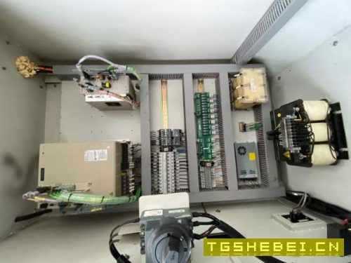 年底清货同款两台华佑850加工中心，三线轨，BT40主轴8.