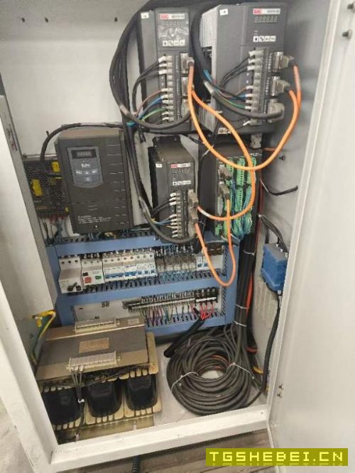 全新未安装数控三自有度动力头，BT40刀柄，三轴行程60.