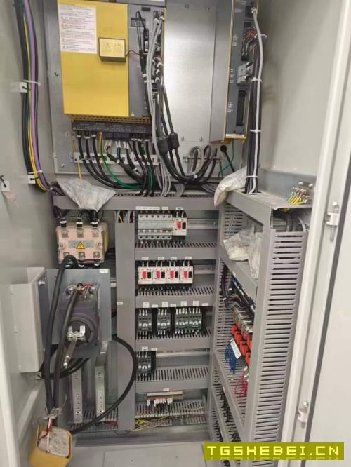 海天850加工中心，只用900小时，2021年产，带排削机，.