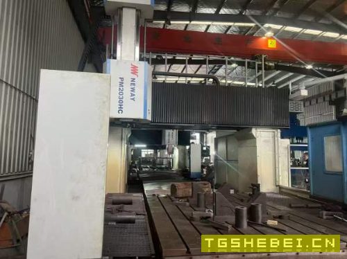 刚刚买下纽威3028龙门加工中心工作台3X2门宽2.8米门高.