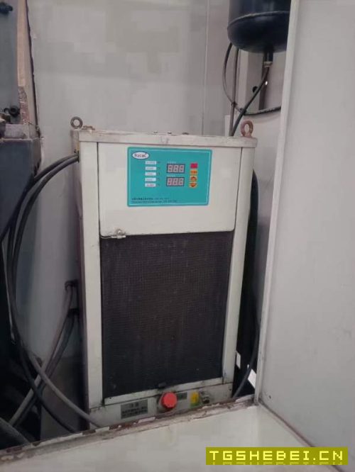 处理两台华佑V8加工中心，新代系统，三轴上银滚柱线轨.