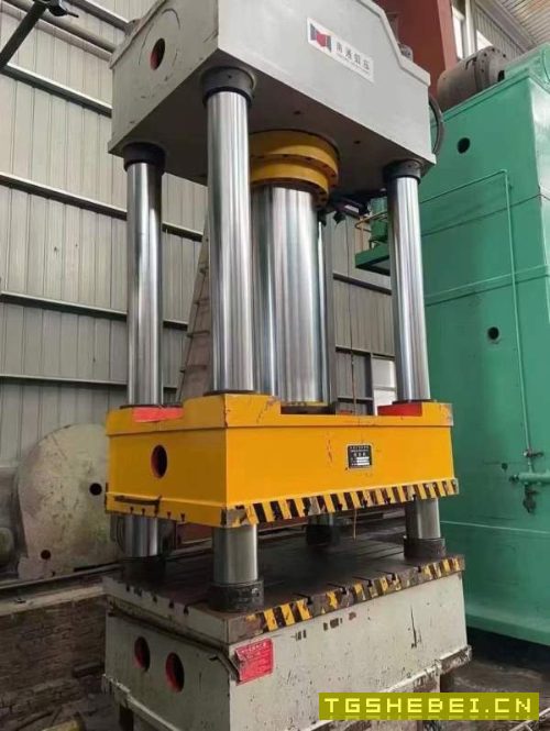 南通锻压800吨，台面1.5米1.5米，开口2米，油缸行程1..