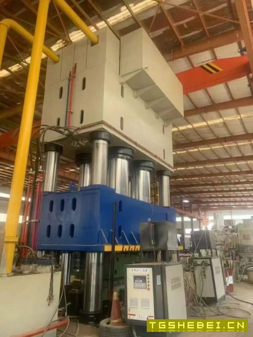 铭格4000吨液压机，台面3000x4000，行程2000，开口280.