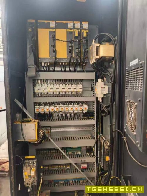 斗山655加工中心一台，成色很好，bt40主轴带四轴，阿.