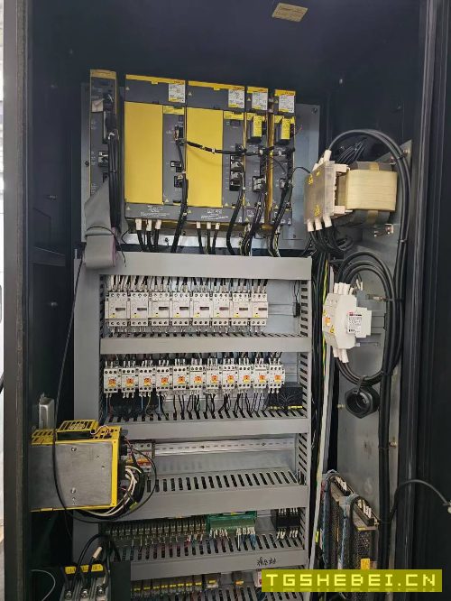 斗山655加工中心一台，成色很好，bt40主轴带四轴，阿.