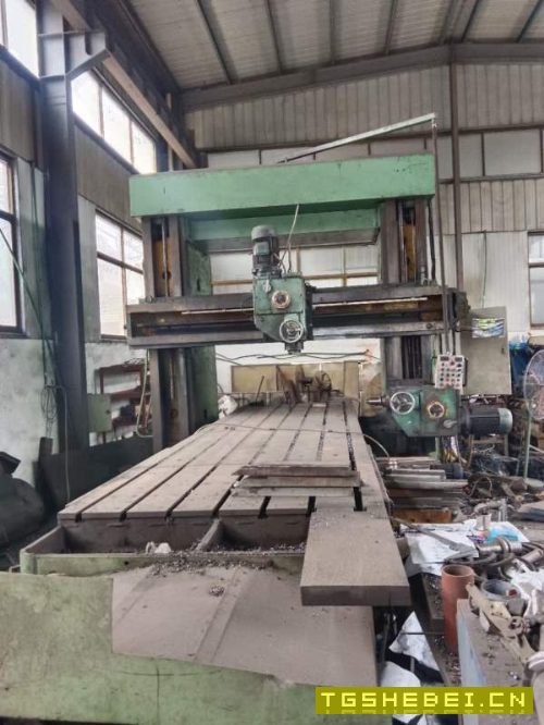 刚刚买下2米6米龙门铣床。龙门过宽两米,工作台。铣头.