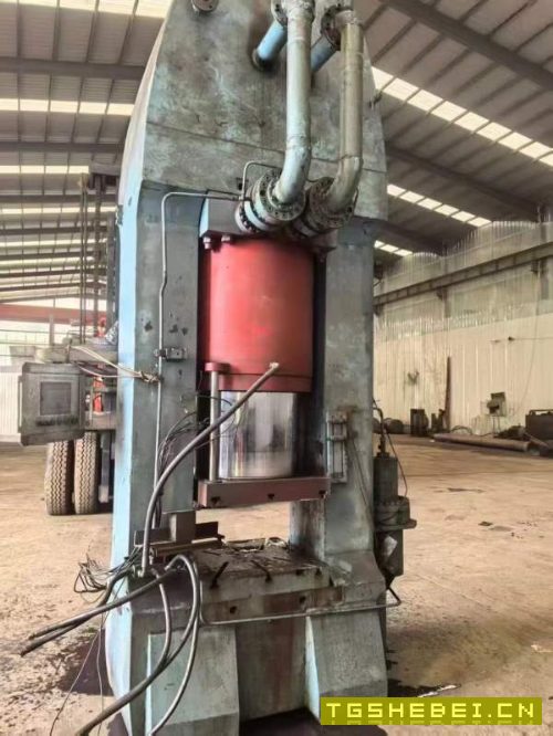 1600吨框架液压机出售，工作台面700X750毫米，油缸行.