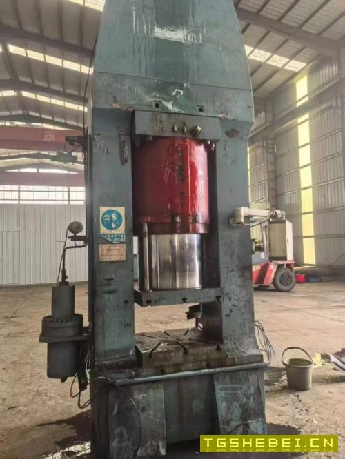1600吨框架液压机出售，工作台面700X750毫米，油缸行.