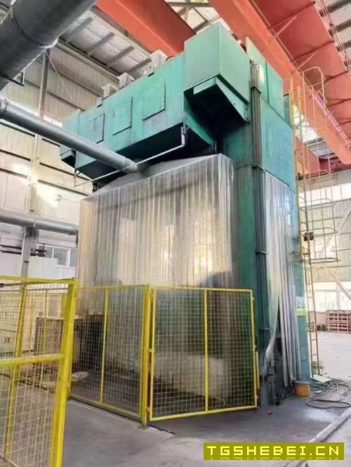 无锡2000吨液压机,台面2.4米3.8米,开口2.5米,油缸.