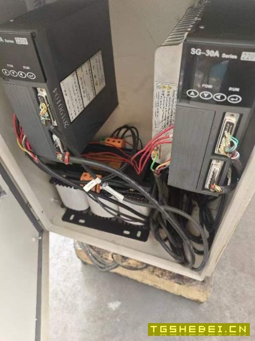 出售两台炮塔铣，后改数控，带后改数控四轴，成色好，.