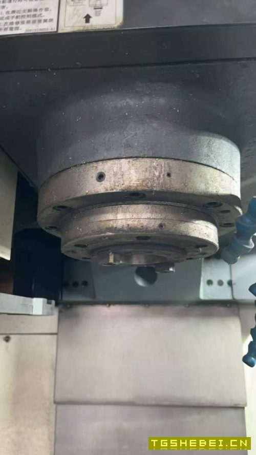 准新乔峰1370加工中心2台BT50主轴,24把刀库,带龙头.