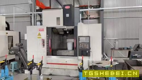 准新乔峰1370加工中心2台BT50主轴，24把刀库，带龙头.