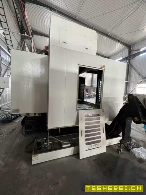 准新乔峰1370加工中心2台BT50主轴，24把刀库，带龙头.
