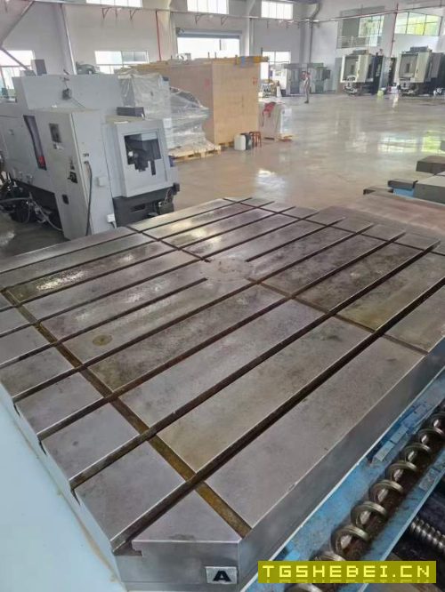 台湾远东数控镗铣床BMC-135，BT50主轴带齿轮箱，千分.