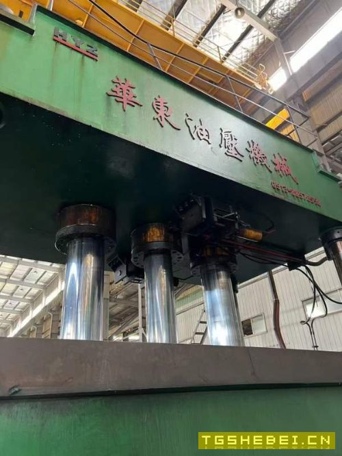 工厂在位，南通华东630四柱液压机。工作台面2.23.2，.
