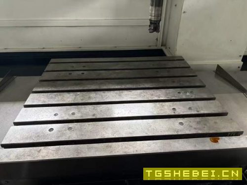 几乎全新鑫台工1010龙门bt40主轴12000转，新代22ma系.