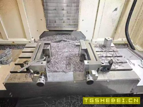 同款两台上海鼎亚850立式加工中心，三菱M80系统、三轴.