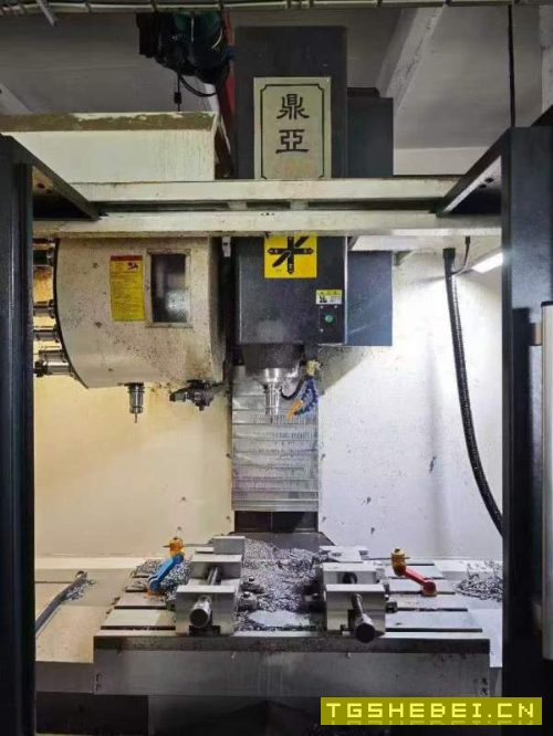 同款两台上海鼎亚850立式加工中心，三菱M80系统、三轴.