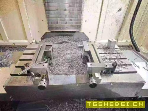 工厂在位出售同款两台上海鼎亚850立式加工中心,三菱M.
