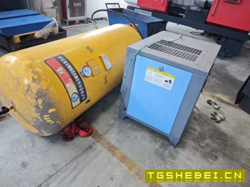 三套7.5千瓦空压机，两个储气罐，有需要的来聊