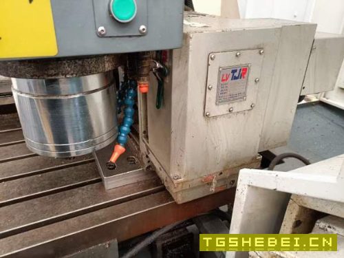 出售哈驰4500型材加工中心，重型机，BT50主轴，工作台.